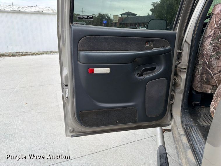 image for item FU0586 2001 Chevrolet Silverado 2500HD Crew Cab pickup truck