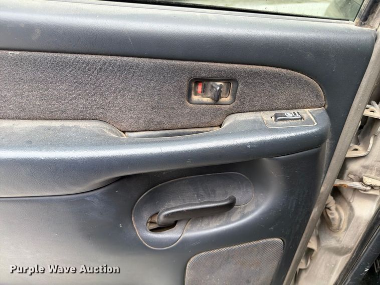 image for item FU0586 2001 Chevrolet Silverado 2500HD Crew Cab pickup truck