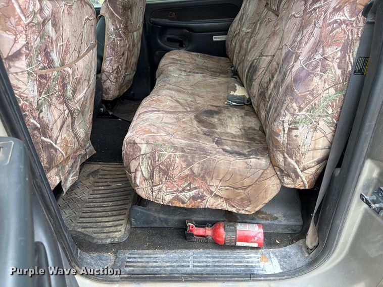 image for item FU0586 2001 Chevrolet Silverado 2500HD Crew Cab pickup truck