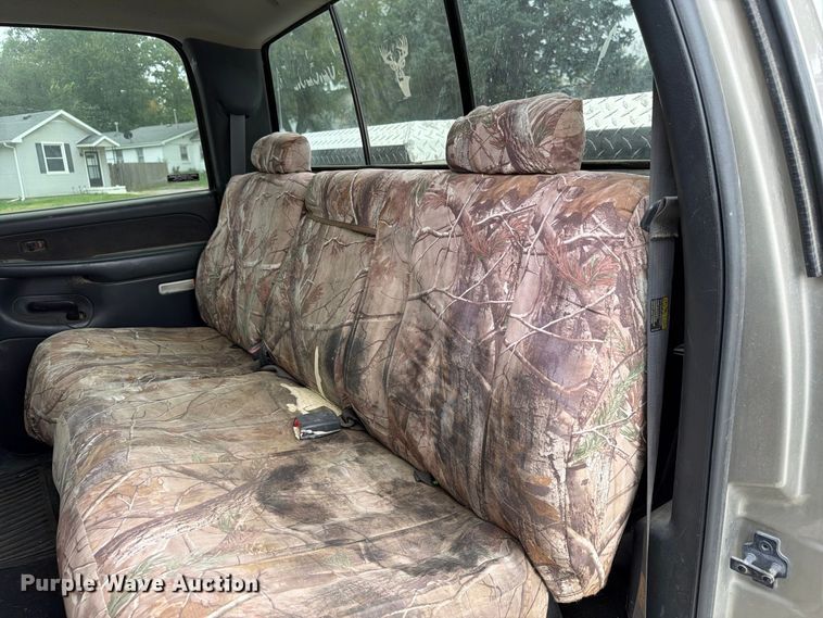 image for item FU0586 2001 Chevrolet Silverado 2500HD Crew Cab pickup truck
