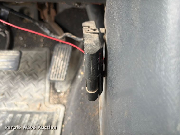 image for item FU0586 2001 Chevrolet Silverado 2500HD Crew Cab pickup truck