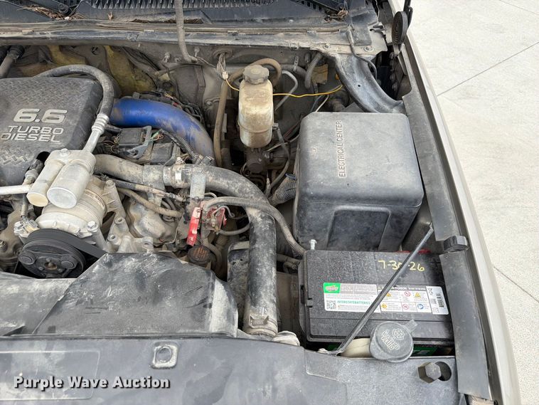image for item FU0586 2001 Chevrolet Silverado 2500HD Crew Cab pickup truck