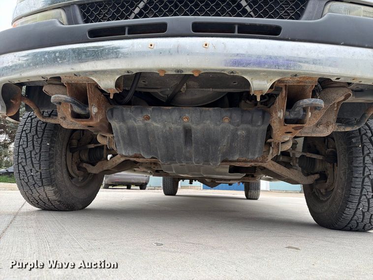 image for item FU0586 2001 Chevrolet Silverado 2500HD Crew Cab pickup truck