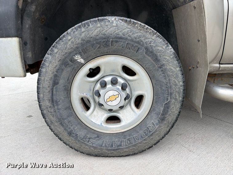 image for item FU0586 2001 Chevrolet Silverado 2500HD Crew Cab pickup truck