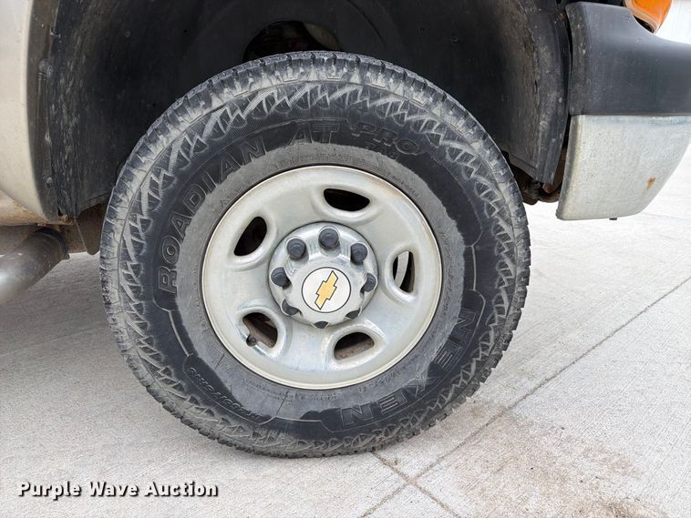 image for item FU0586 2001 Chevrolet Silverado 2500HD Crew Cab pickup truck