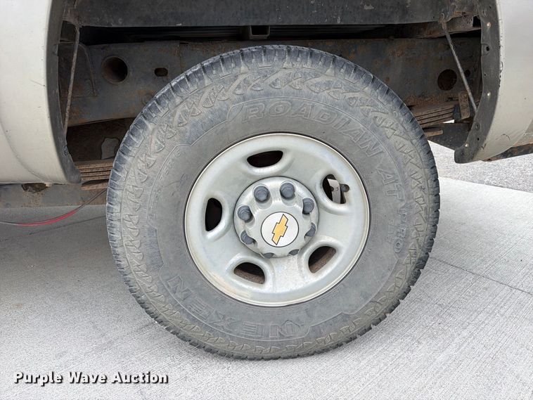 image for item FU0586 2001 Chevrolet Silverado 2500HD Crew Cab pickup truck