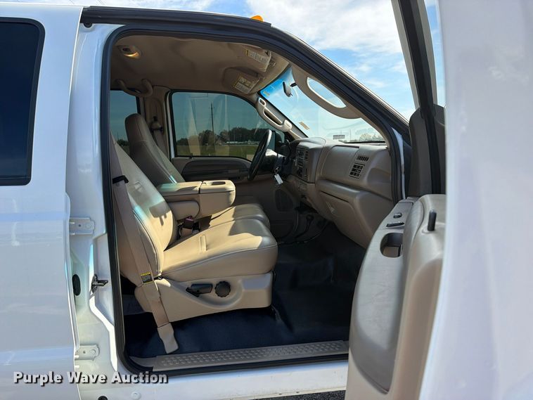 image for item FU1203 2004 Ford F450 Super Duty Crew Cab truck cab and chassis