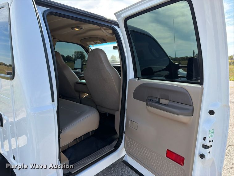 image for item FU1203 2004 Ford F450 Super Duty Crew Cab truck cab and chassis
