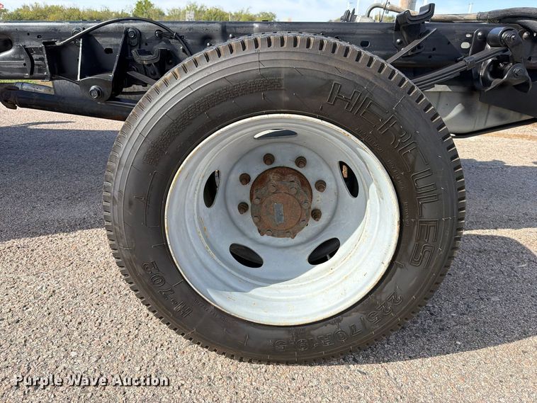 image for item FU1203 2004 Ford F450 Super Duty Crew Cab truck cab and chassis
