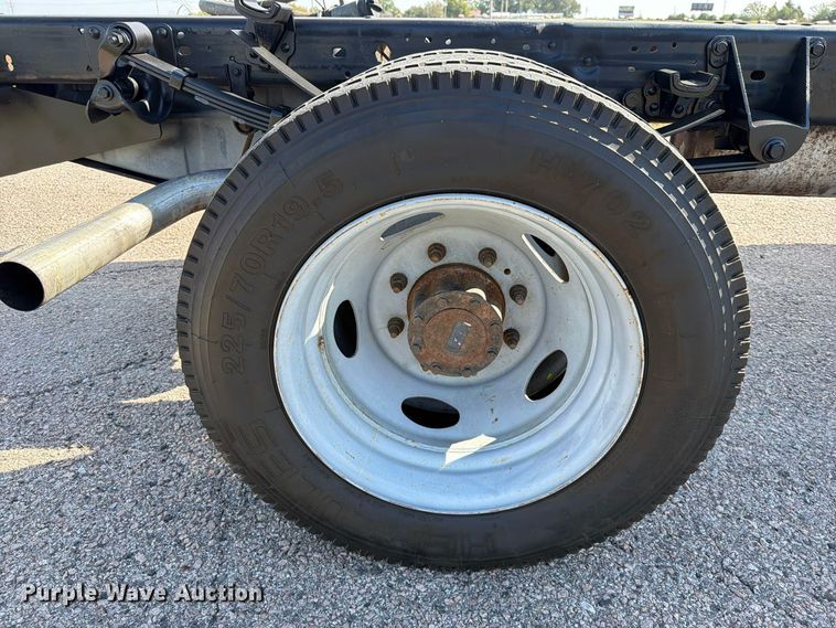 image for item FU1203 2004 Ford F450 Super Duty Crew Cab truck cab and chassis