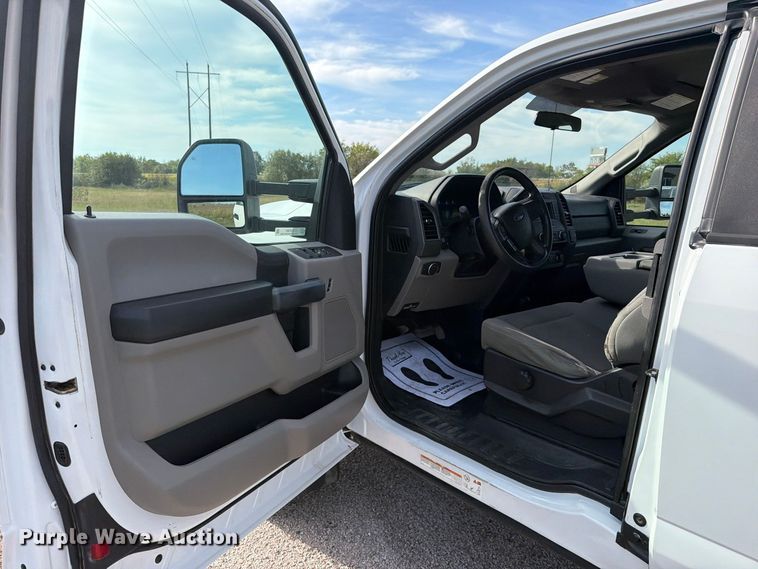 image for item FU1205 2017 Ford F550 Super Duty Ext. Cab truck cab and chassis