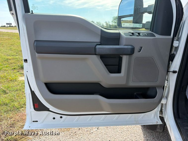image for item FU1205 2017 Ford F550 Super Duty Ext. Cab truck cab and chassis