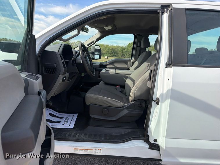 image for item FU1205 2017 Ford F550 Super Duty Ext. Cab truck cab and chassis