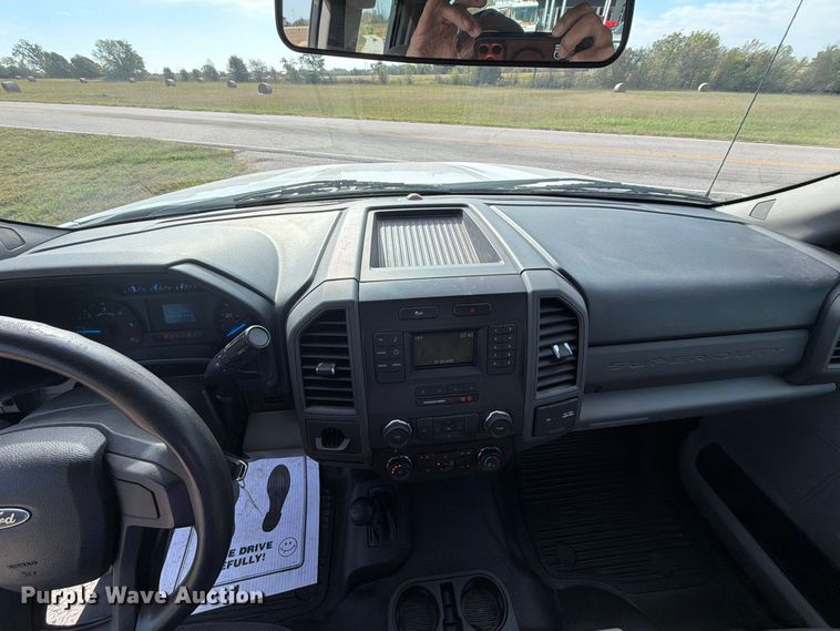 image for item FU1205 2017 Ford F550 Super Duty Ext. Cab truck cab and chassis