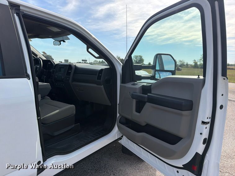image for item FU1205 2017 Ford F550 Super Duty Ext. Cab truck cab and chassis
