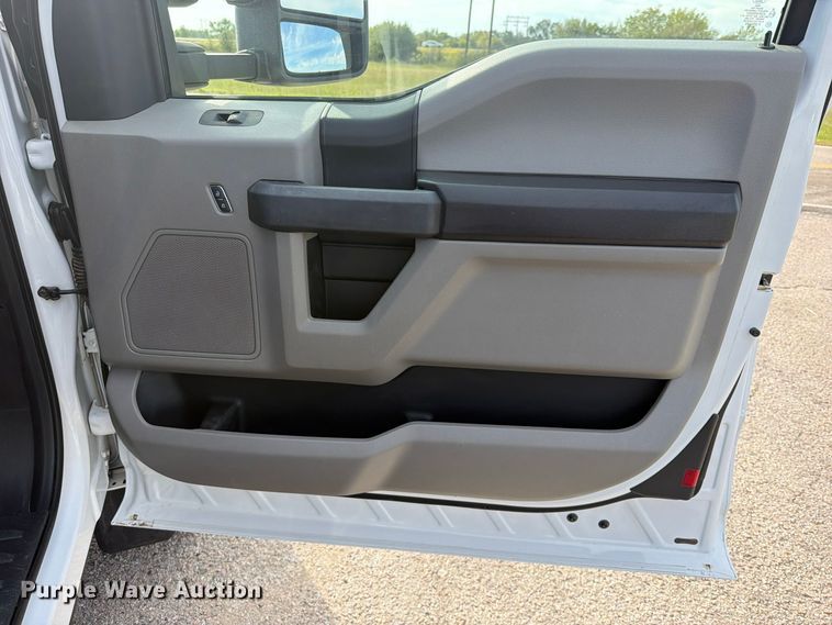 image for item FU1205 2017 Ford F550 Super Duty Ext. Cab truck cab and chassis