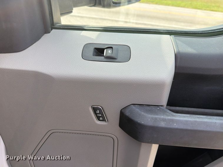 image for item FU1205 2017 Ford F550 Super Duty Ext. Cab truck cab and chassis