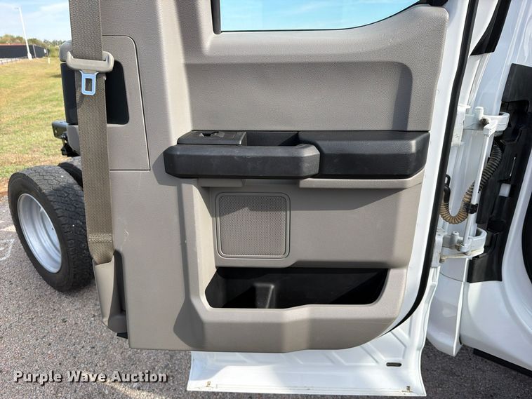 image for item FU1205 2017 Ford F550 Super Duty Ext. Cab truck cab and chassis