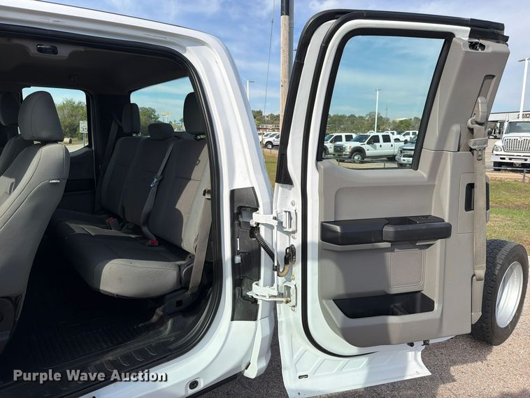 image for item FU1205 2017 Ford F550 Super Duty Ext. Cab truck cab and chassis