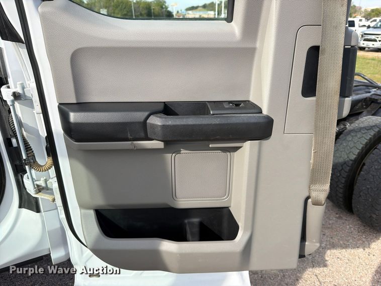 image for item FU1205 2017 Ford F550 Super Duty Ext. Cab truck cab and chassis