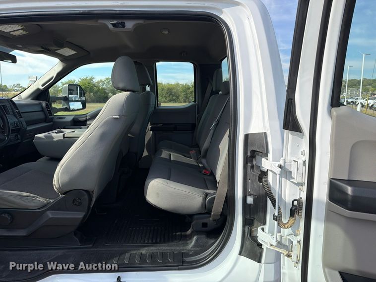 image for item FU1205 2017 Ford F550 Super Duty Ext. Cab truck cab and chassis