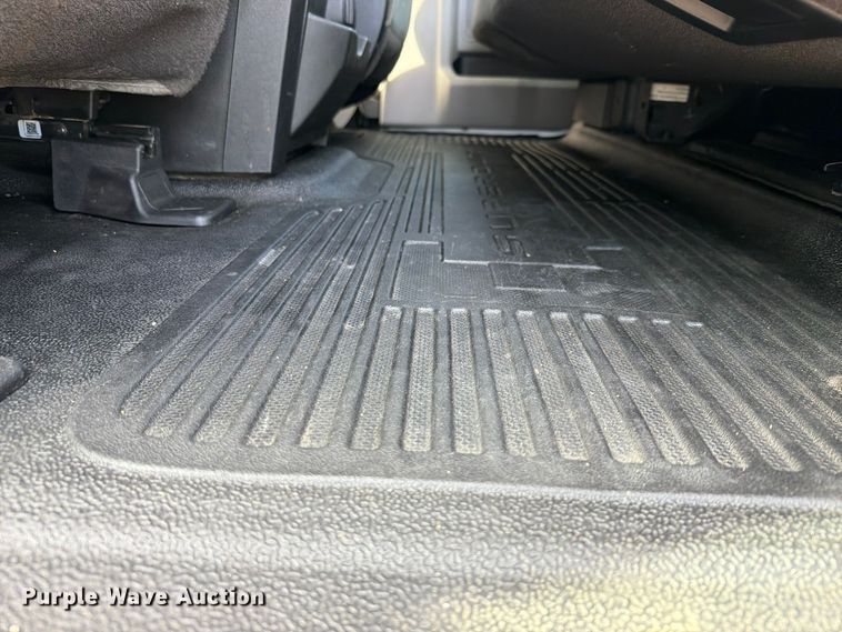 image for item FU1205 2017 Ford F550 Super Duty Ext. Cab truck cab and chassis