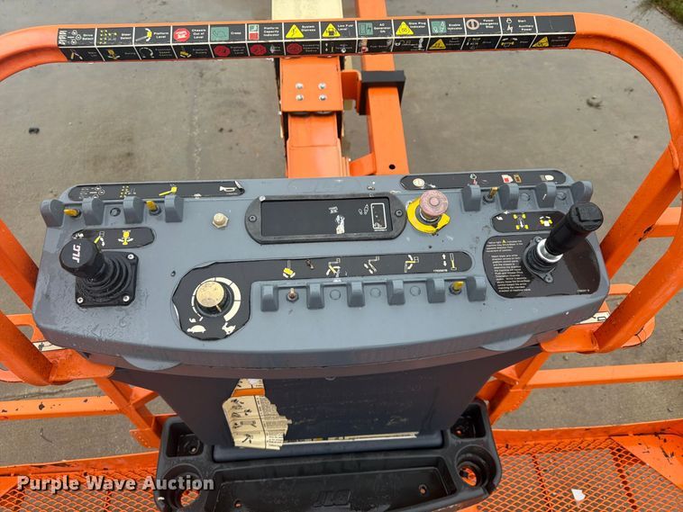 image for item FU4801 2008 JLG 800S boom lift