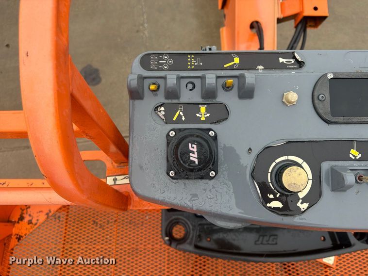 image for item FU4801 2008 JLG 800S boom lift