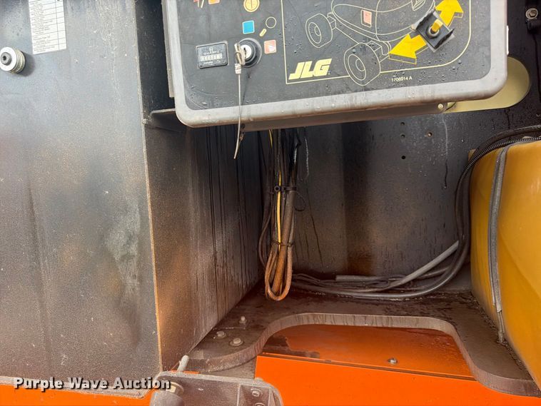 image for item FU4801 2008 JLG 800S boom lift