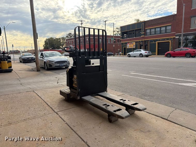 image for item FU4811 2019 Yale MPE060LGN24T2748 pallet jack