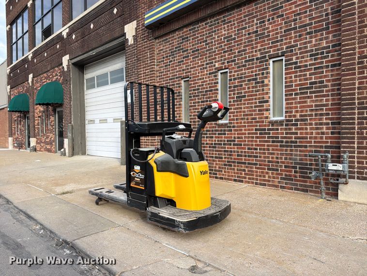image for item FU4811 2019 Yale MPE060LGN24T2748 pallet jack