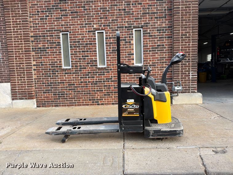 image for item FU4811 2019 Yale MPE060LGN24T2748 pallet jack
