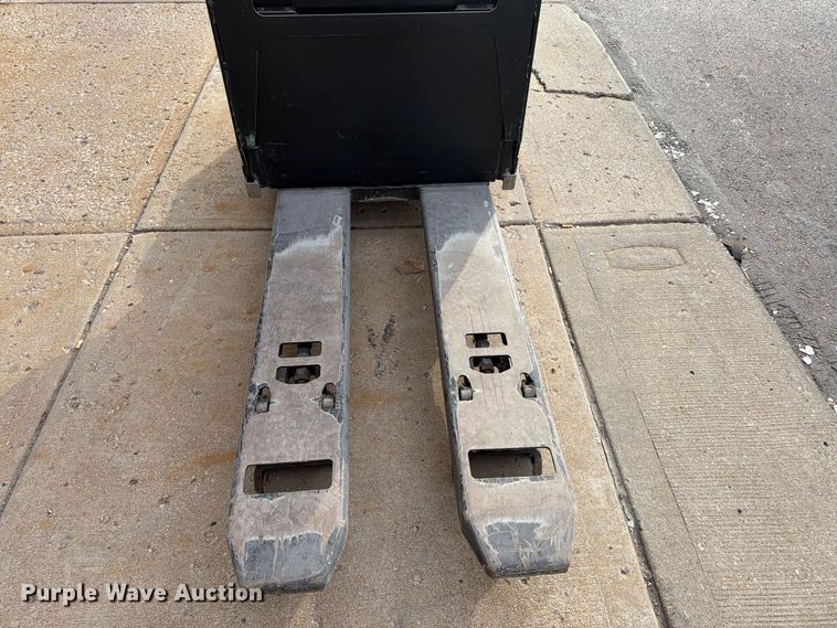 image for item FU4811 2019 Yale MPE060LGN24T2748 pallet jack