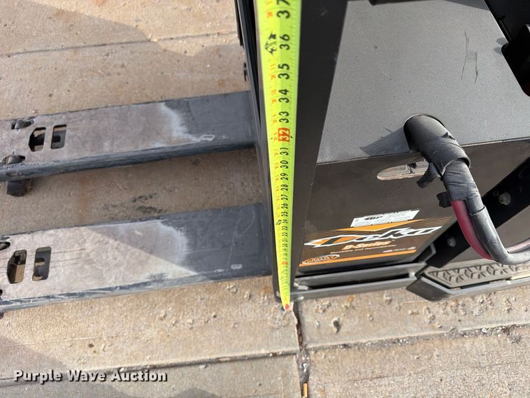 image for item FU4811 2019 Yale MPE060LGN24T2748 pallet jack