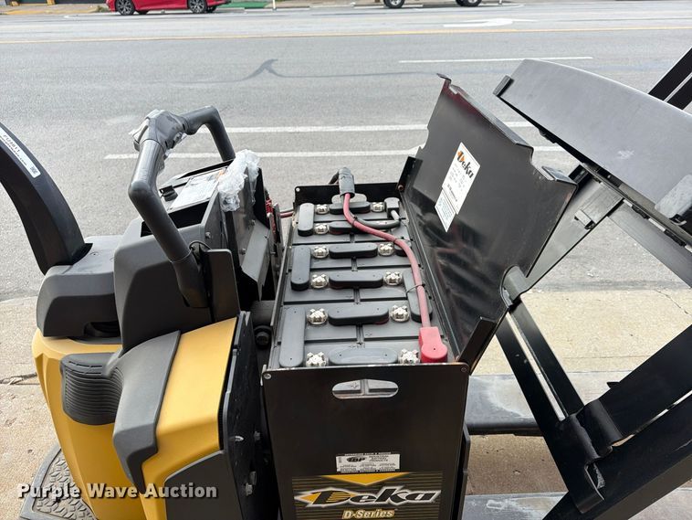 image for item FU4811 2019 Yale MPE060LGN24T2748 pallet jack