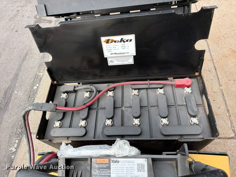 image for item FU4811 2019 Yale MPE060LGN24T2748 pallet jack
