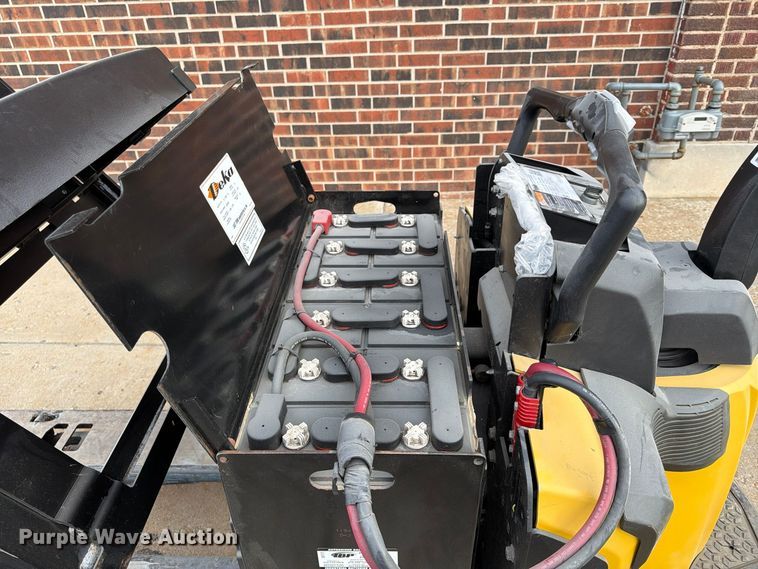 image for item FU4811 2019 Yale MPE060LGN24T2748 pallet jack