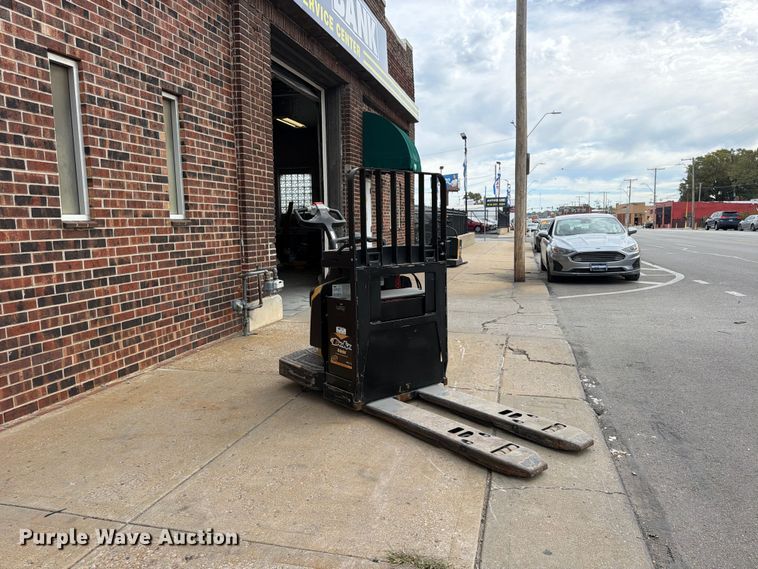 image for item FU4812 2019 Yale MPE060LGN24T2748 pallet jack