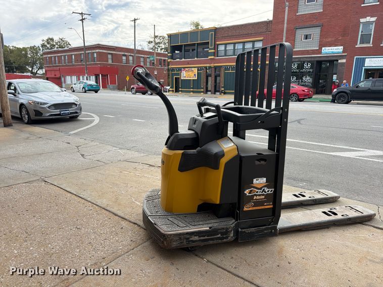 image for item FU4812 2019 Yale MPE060LGN24T2748 pallet jack