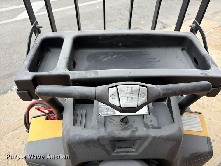 image for item FU4812 2019 Yale MPE060LGN24T2748 pallet jack