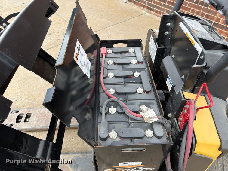 image for item FU4812 2019 Yale MPE060LGN24T2748 pallet jack