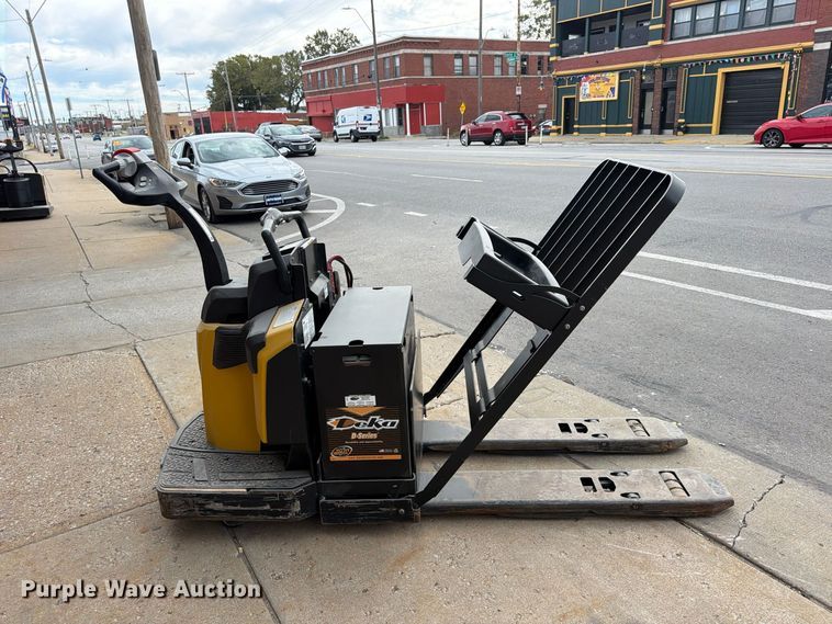 image for item FU4812 2019 Yale MPE060LGN24T2748 pallet jack