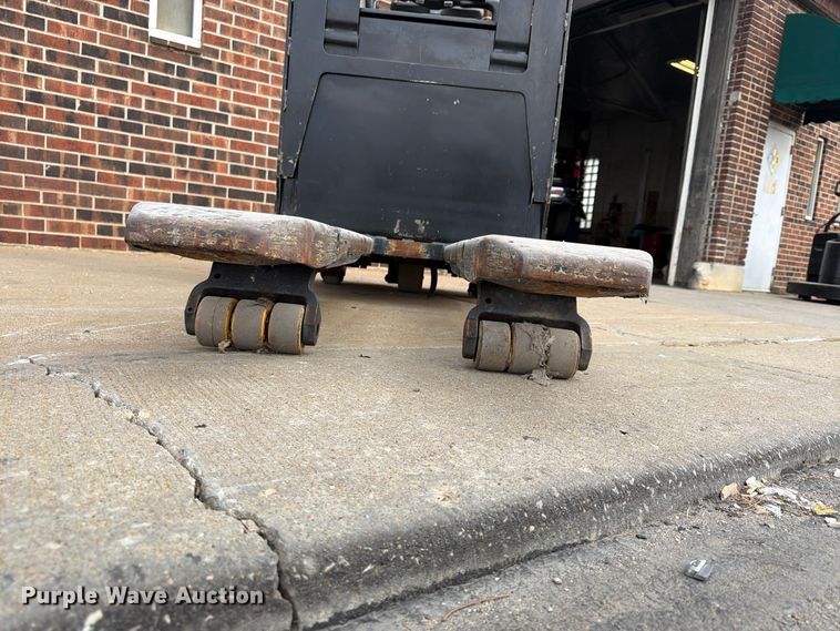 image for item FU4812 2019 Yale MPE060LGN24T2748 pallet jack