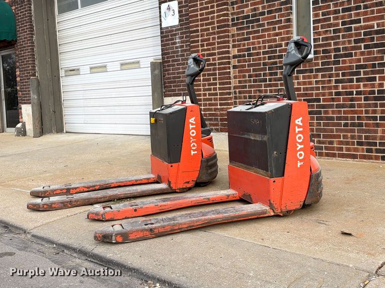 image for item FU4813 (2) Toyota 7HBW23 pallet jacks