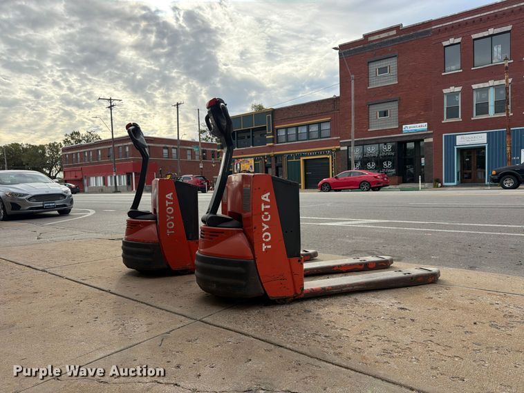 image for item FU4813 (2) Toyota 7HBW23 pallet jacks