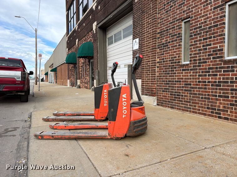 image for item FU4813 (2) Toyota 7HBW23 pallet jacks