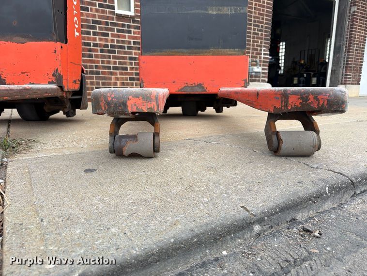 image for item FU4813 (2) Toyota 7HBW23 pallet jacks