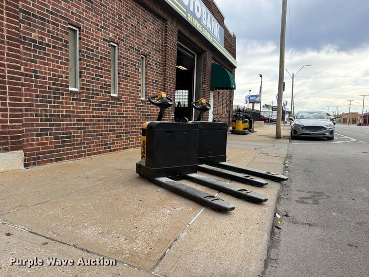 image for item FU4814 (2) Yale MPB040-EN24T2748 pallet jacks