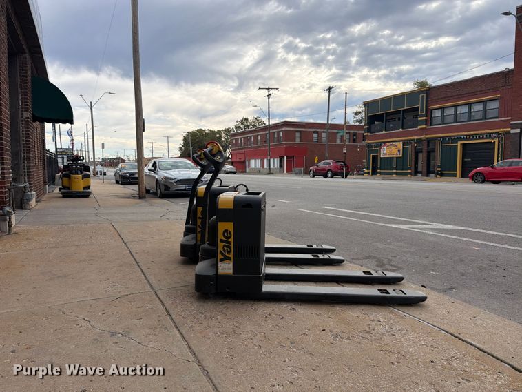 image for item FU4814 (2) Yale MPB040-EN24T2748 pallet jacks