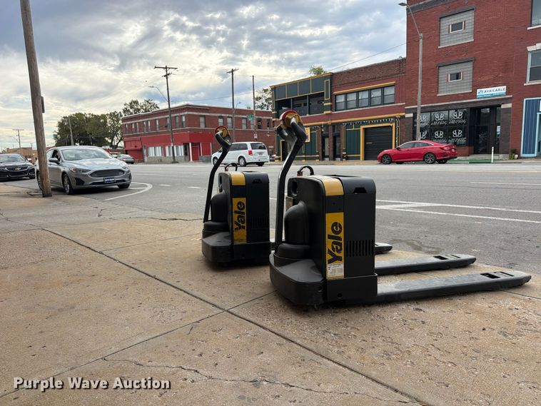 image for item FU4814 (2) Yale MPB040-EN24T2748 pallet jacks